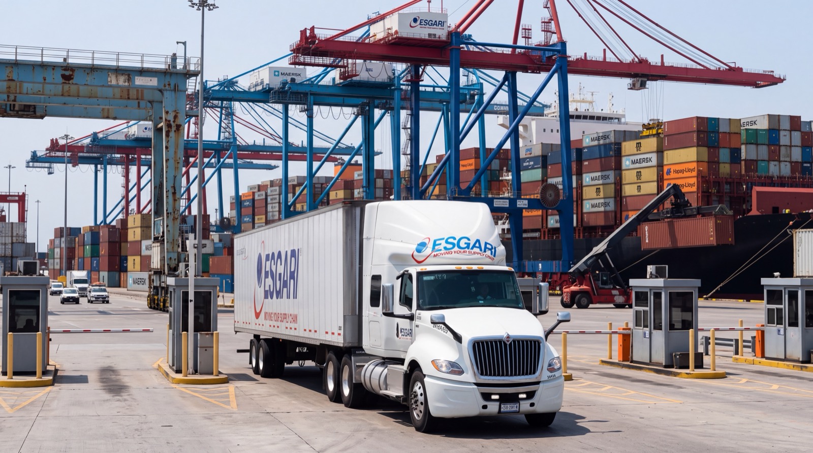 Tractocamión ESGARI en las casetas de acceso al puerto