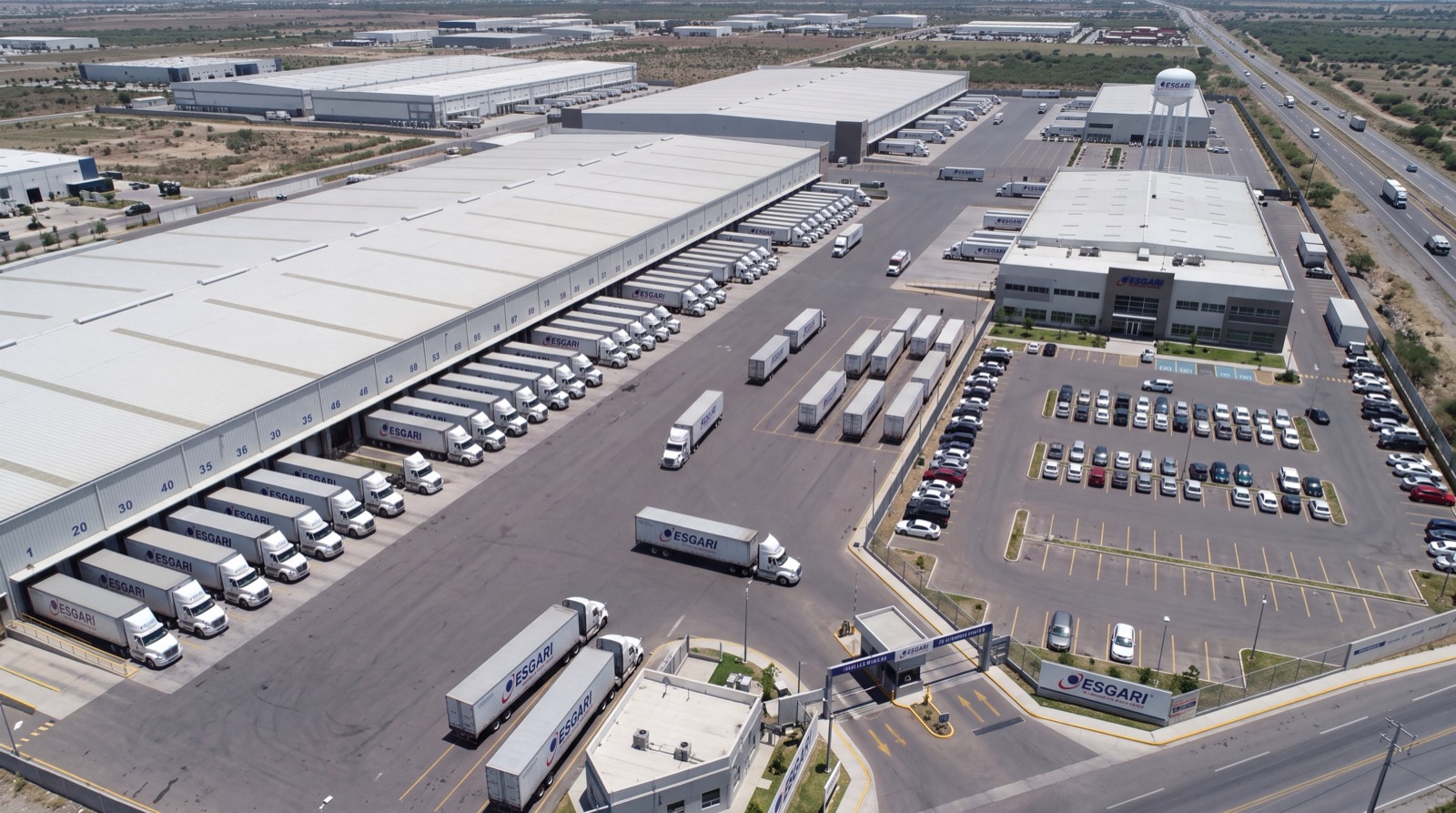 Vista aérea del centro de distribución ESGARI con andenes y flota