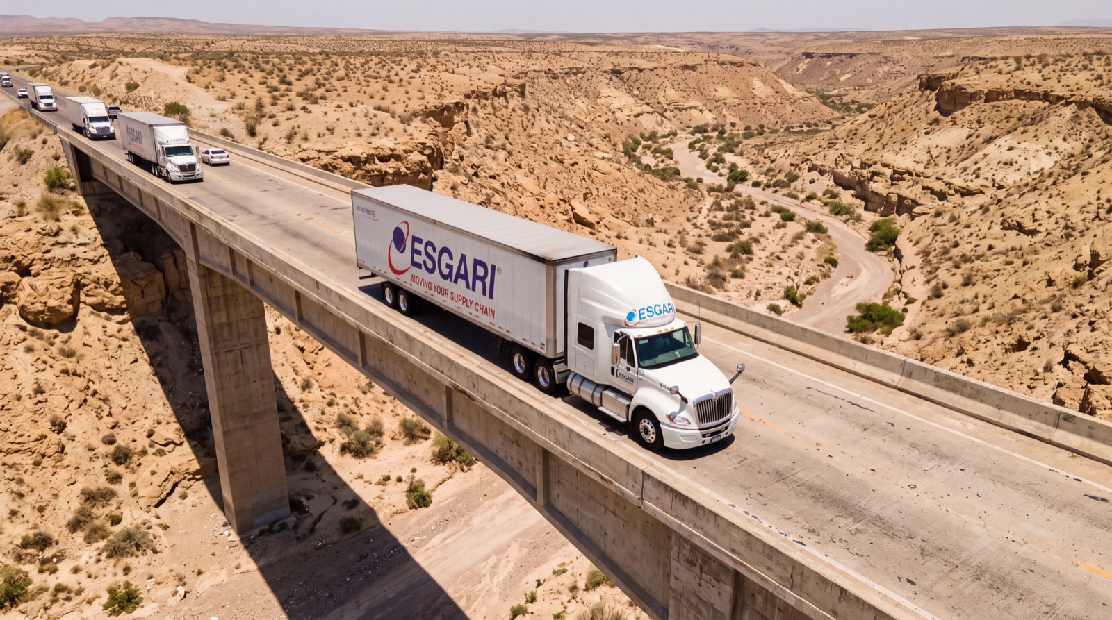 Tractocamión ESGARI cruzando un puente sobre cañón desértico