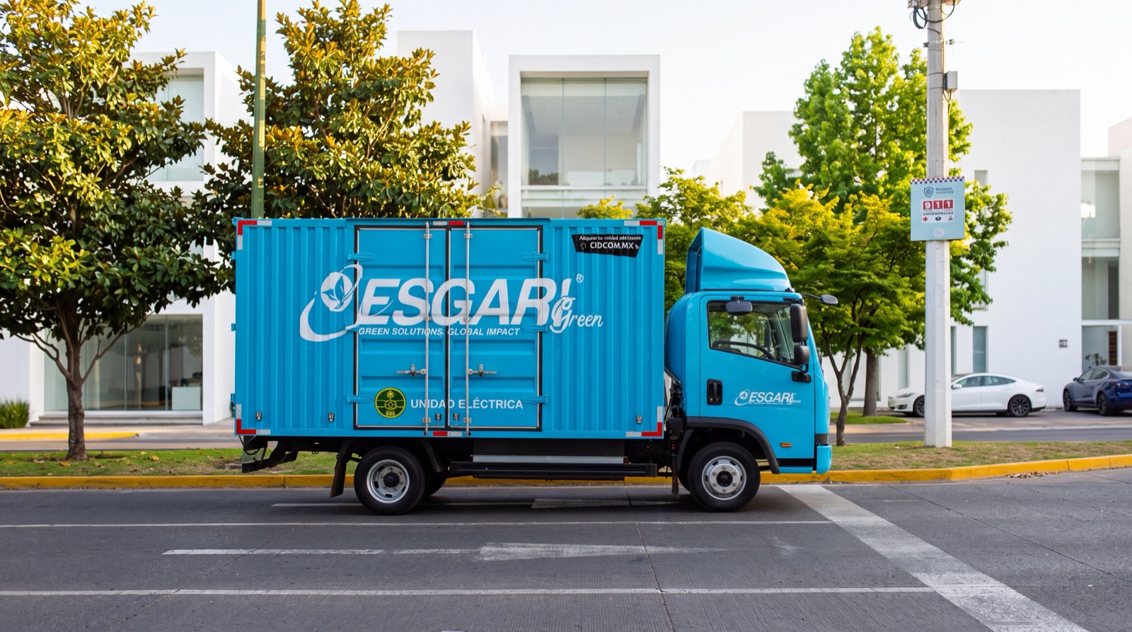 Unidad eléctrica ESGARI Green estacionada en una calle residencial
